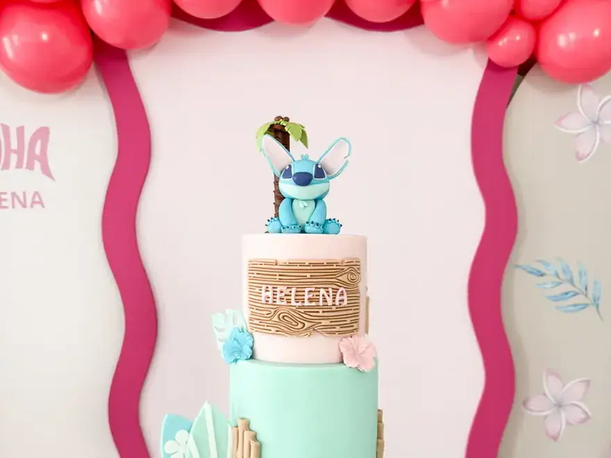 Bolo de aniversário da Helena com decoração Stitch.