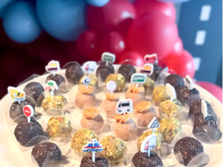 Doces de festa decorados com tema de carros de corrida.