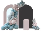Cenário de festa com dois painéis, arco de balões em tons pastel e cilindro para o bolo.